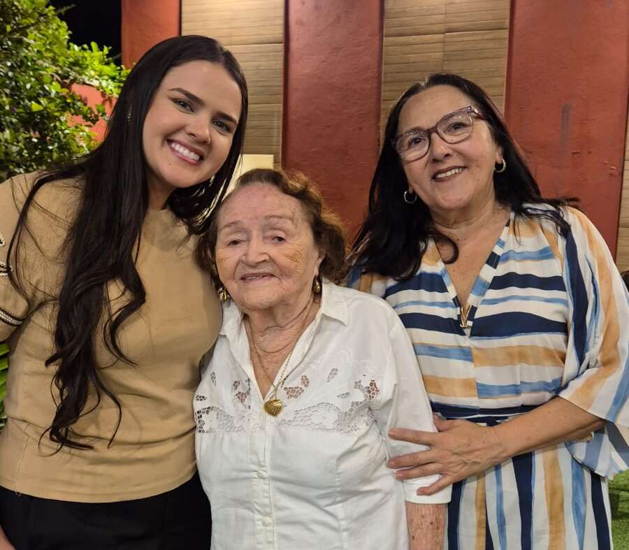Aposentados do PAI comemoram o Dia das Mães com música e dança